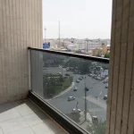 جانپناه شیشه‌ای مینیمال با فریم آلومینیومی در مجتمع روما