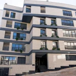 تصویر پنجره آلومینیومی با خط تزئینی هماهنگ با نمای ساختمان و طراحی مدرن
